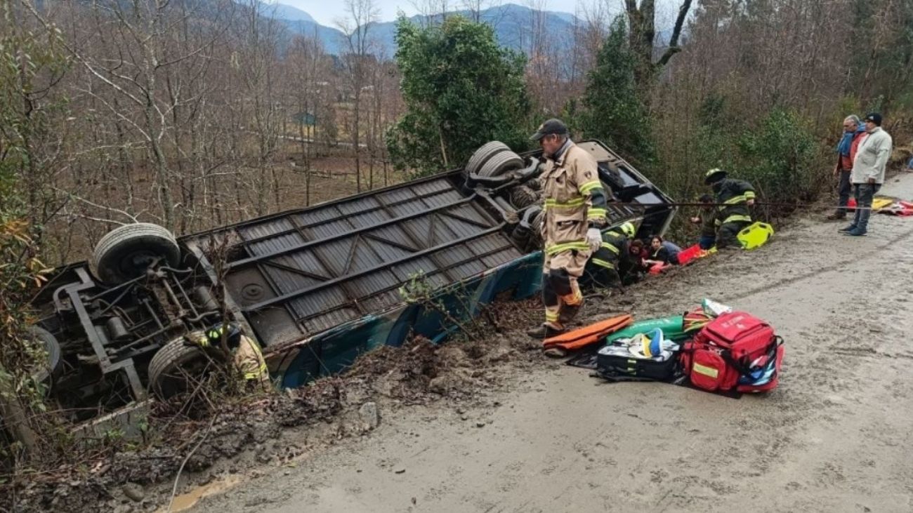 Volcamiento de bus en Carirriñe: cerca de 30 adultos mayores heridos Volcamiento de bus en Carirriñe: cerca de 30 adultos mayores heridos