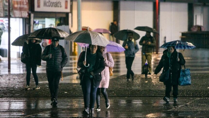 Intensas lluvias provocan caos en Santiago por anegamientos y cortes de luz
