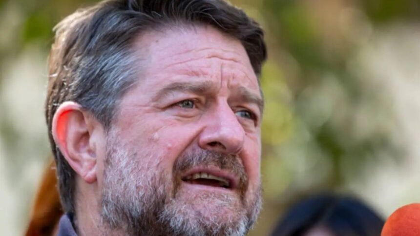 Carabineros investiga a gobernador de Santiago por uso de fondos públicos