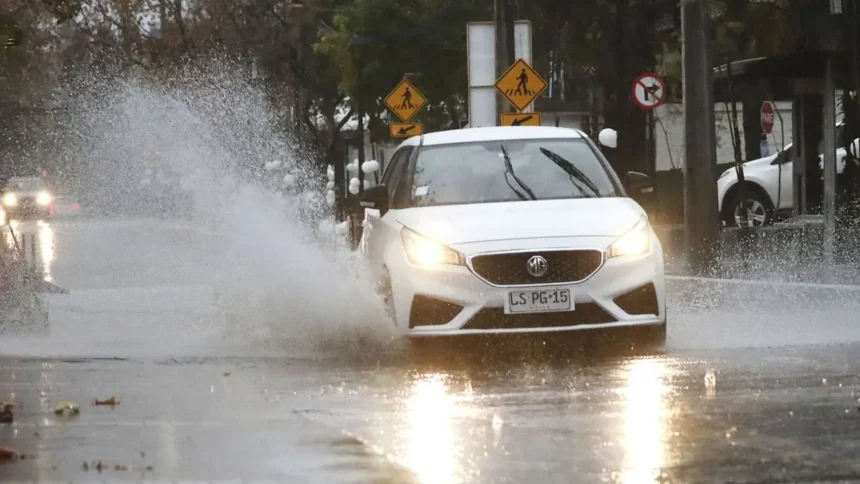 Multas por mojar a peatones en Chile durante días de lluvia