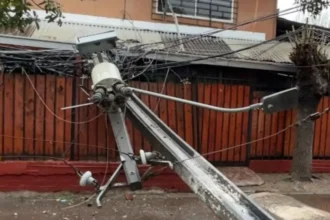 Mujer electrocutada por poste caído en La Florida: estado de salud