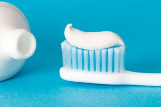 ISP alerta sobre pastas dentales con fluoruro de estaño: posibles efectos adversos