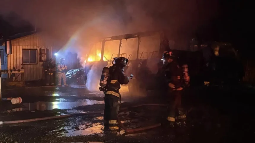 Incendio de dos buses en Río Bueno: investigación en curso