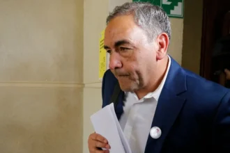 Senador Fidel Espinoza demandado por importar ropa deportiva falsificada