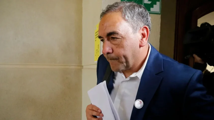 Senador Fidel Espinoza demandado por importar ropa deportiva falsificada