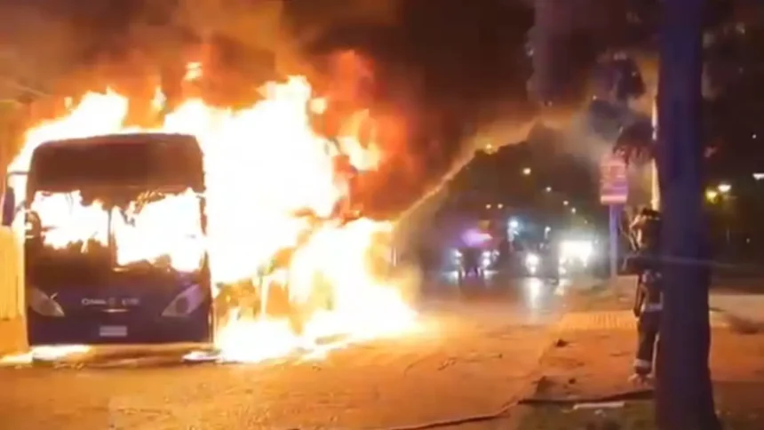 Incendian bus de Red Movilidad en Conchalí: Carabineros investiga el caso