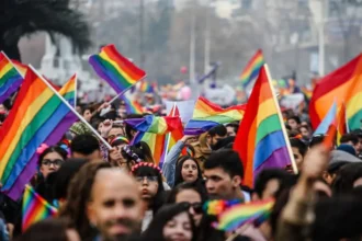 Marcha del orgullo LGBTIQA+ en Santiago: Beso impactante de famosas