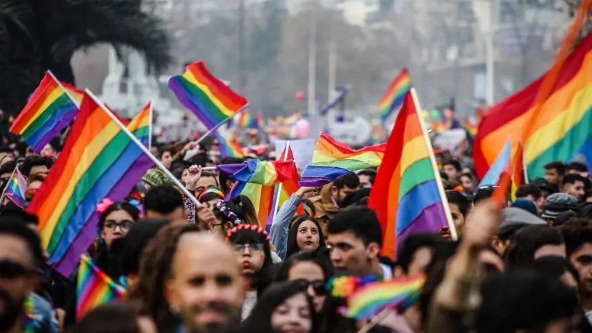 Marcha del orgullo LGBTIQA+ en Santiago: Beso impactante de famosas