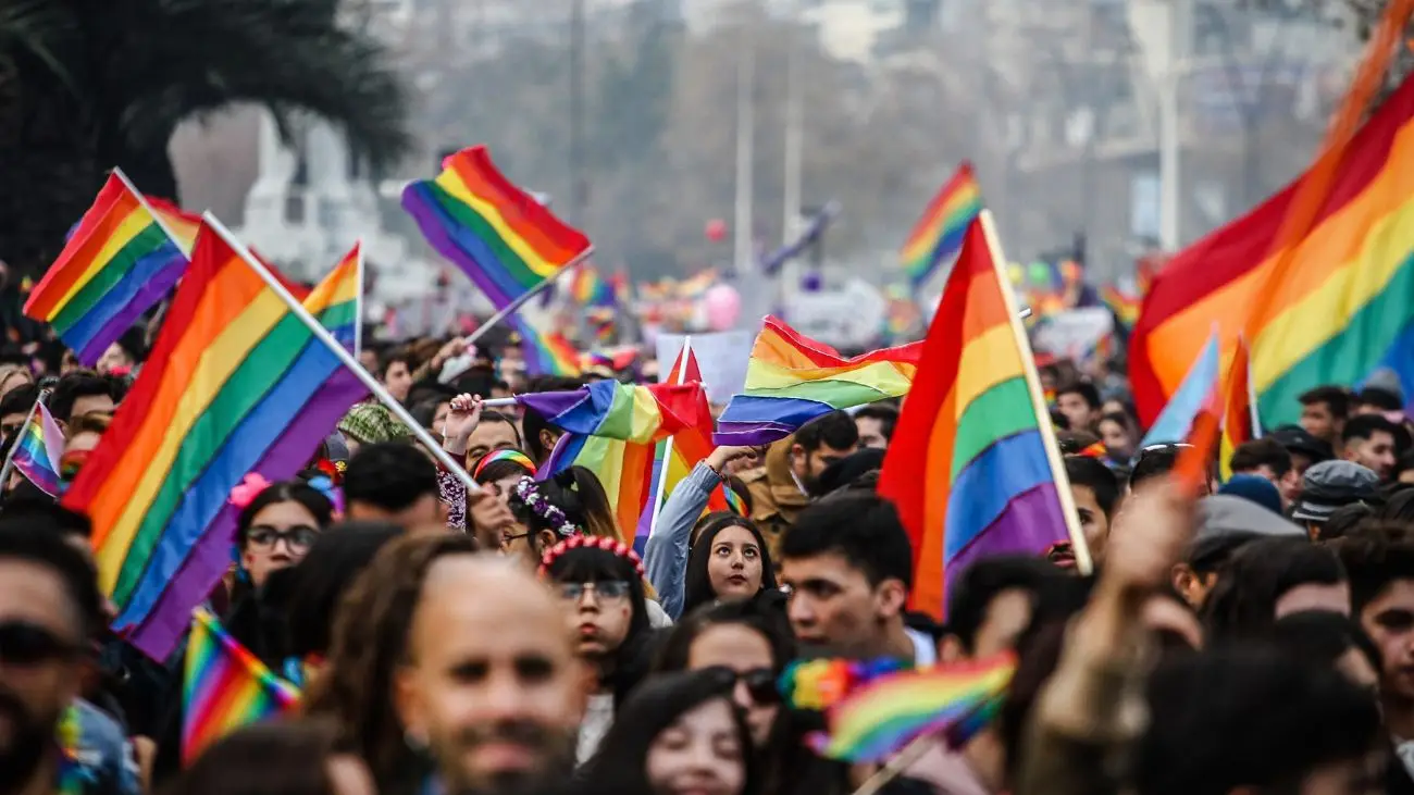 Marcha del orgullo LGBTIQA+ en Santiago: Beso impactante de famosas Marcha del orgullo LGBTIQA+ en Santiago: Beso impactante de famosas