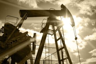 Escalada del conflicto: Futuros del petróleo suben un 11% tras ataques