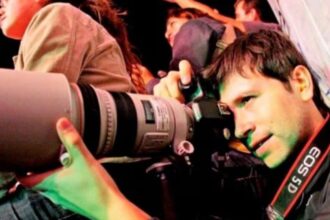 Fotógrafo Carlos Müller formalizado por violación tras denuncias de artistas