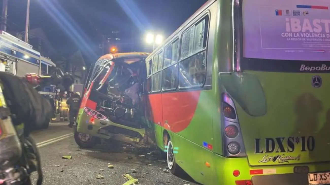 Choque mortal en Valparaíso: dos muertos y 20 heridos en colisión frontal