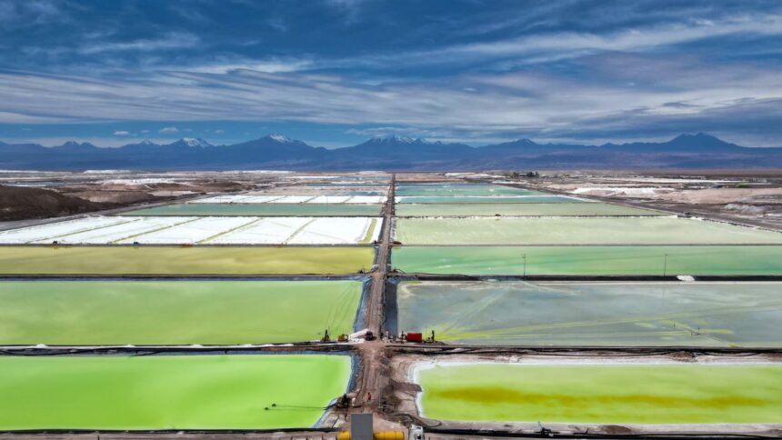 La mayoría de chilenos respalda acuerdo entre Codelco y SQM por industria del litio; estudio revela cifras