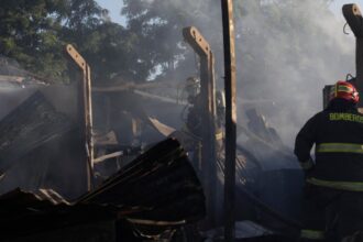 Incendio en Maipú: adulto mayor fallece y cuatro viviendas afectadas