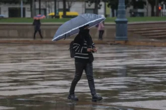 Lluvias intermitentes y posibilidad de aguanieve en Santiago y San José: Revisa el estado del clima en tu localidad