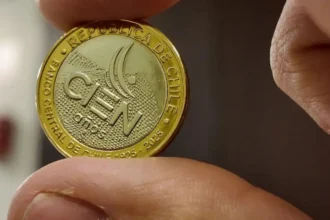 Banco Central de Chile lanza moneda conmemorativa de $100 por su centenario