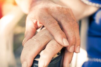 Proyecto "Ley Hijito Corazón" busca proteger a adultos mayores vulnerables