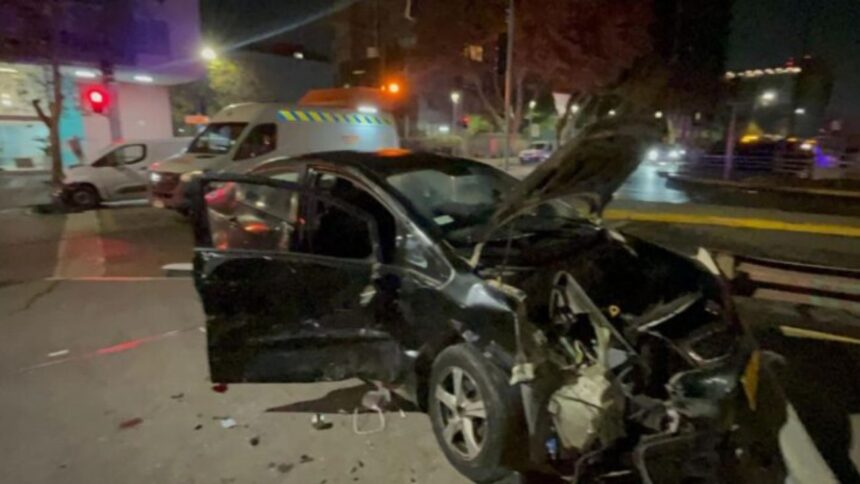 Accidente de tránsito en Santiago deja dos heridos y conductores prófugos