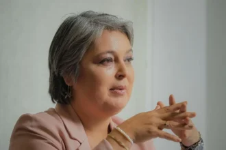 Jeannette Jara acuerda coalición de centro-izquierda con líderes oficialistas