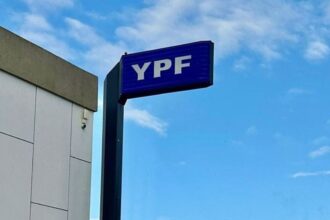 Argentina debe renunciar al 51% de YPF por sentencia de US$16.100 millones