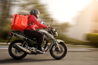 Senadores UDI proponen obligar a repartidores a usar chalecos reflectantes con placa visible
