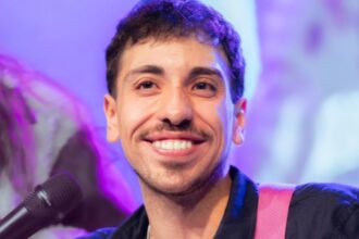 Diego Urrutia casi sufre accidente por fanática y reacciona al estilo Camila Nash