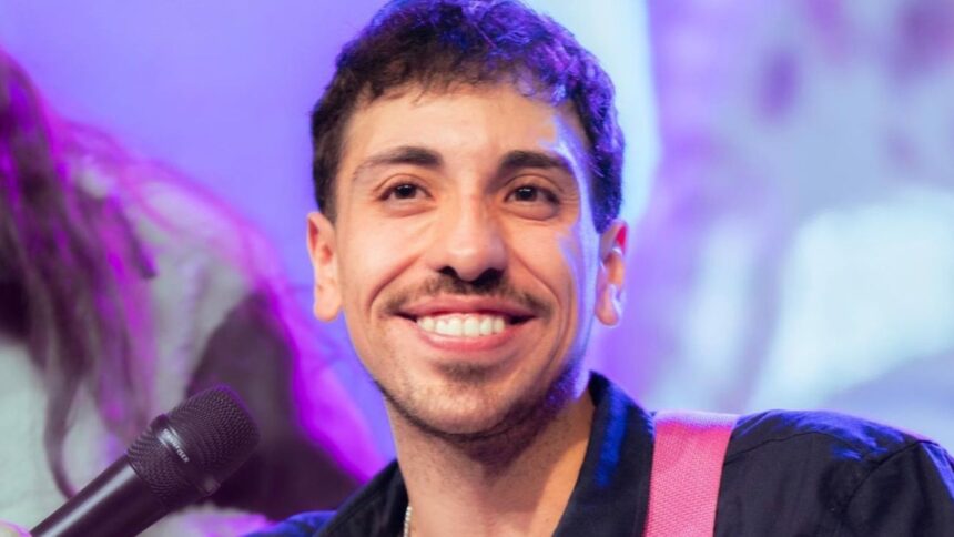 Diego Urrutia casi sufre accidente por fanática y reacciona al estilo Camila Nash