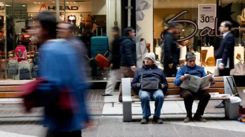 Deterioro del mercado laboral y pobreza generan preocupación en Chile