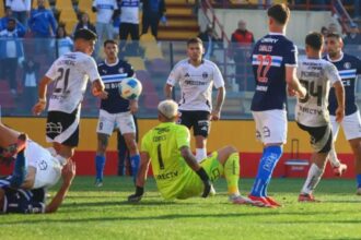Colo-Colo cae contra Universidad Católica y se aleja de los líderes