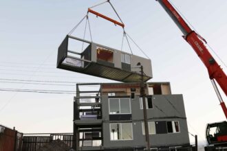 Reconstrucción post megaincendio: cero viviendas entregadas y fondos en cuestión