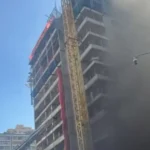 Incendio en edificio de Santiago provoca congestión y suspensión de tránsito