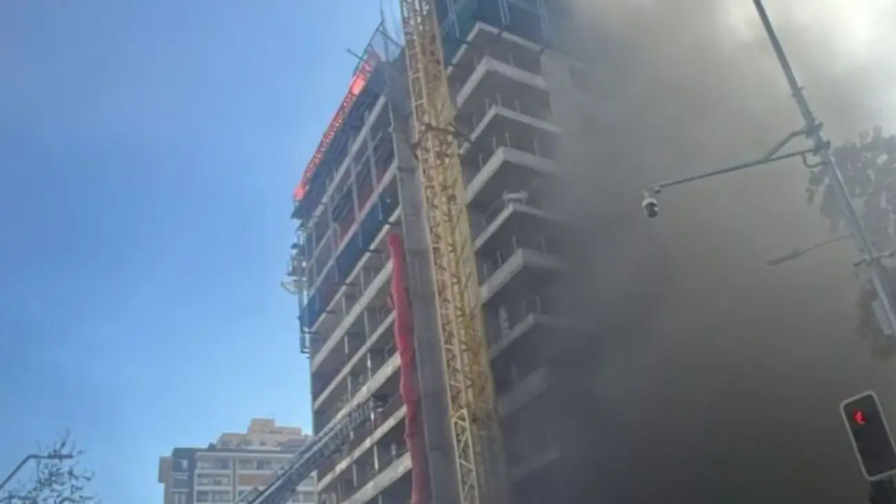 Incendio en edificio de Santiago provoca congestión y suspensión de tránsito