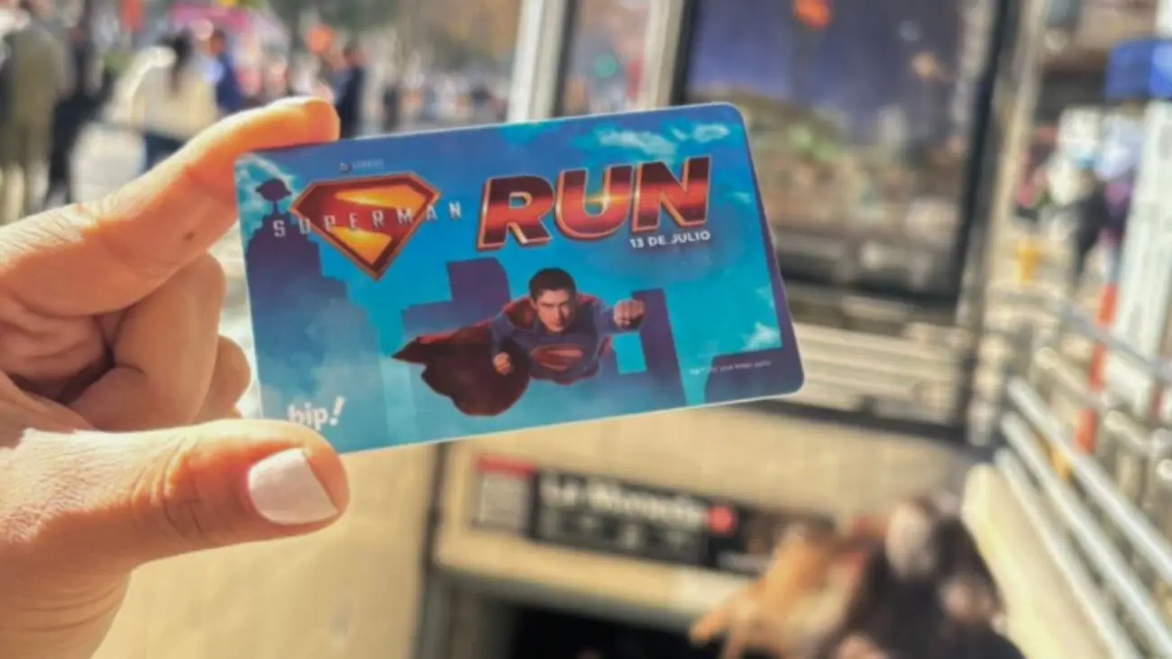 Tarjeta Bip! de Superman disponible en estaciones del Metro de Santiago Tarjeta Bip! de Superman disponible en estaciones del Metro de Santiago