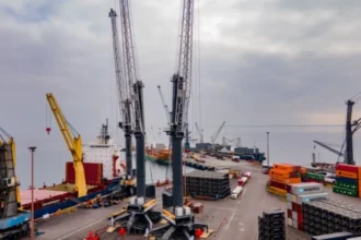 Inauguración de grúas Liebherr LHM600HR eleva eficiencia en Puerto Angamos