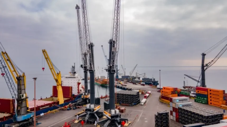Inauguración de grúas Liebherr LHM600HR eleva eficiencia en Puerto Angamos