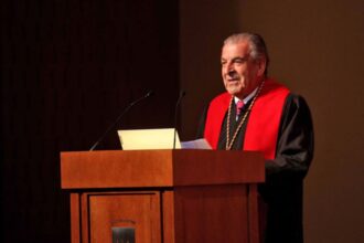 Expresidente Eduardo Frei es investido con Doctor Honoris Causa en Chile