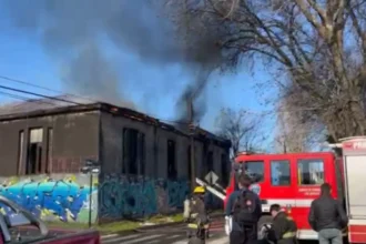 Incendio en Laguna Esmeralda: Bomberos luchan en ardua batalla