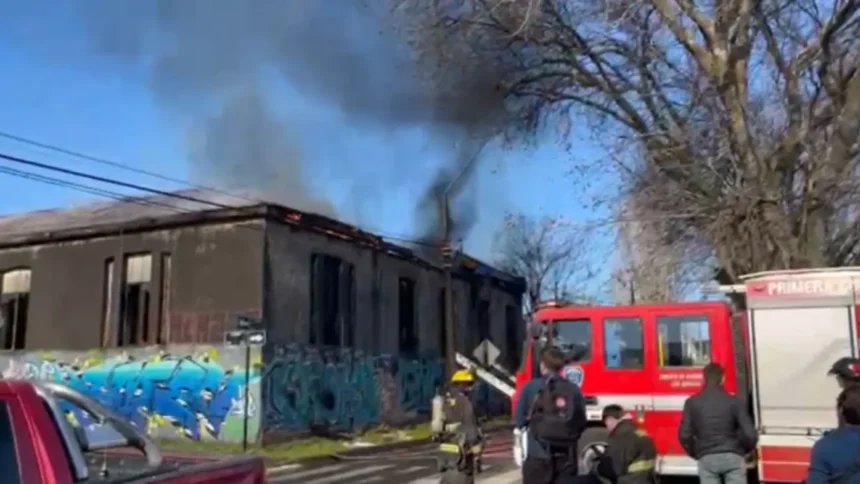 Incendio en Laguna Esmeralda: Bomberos luchan en ardua batalla