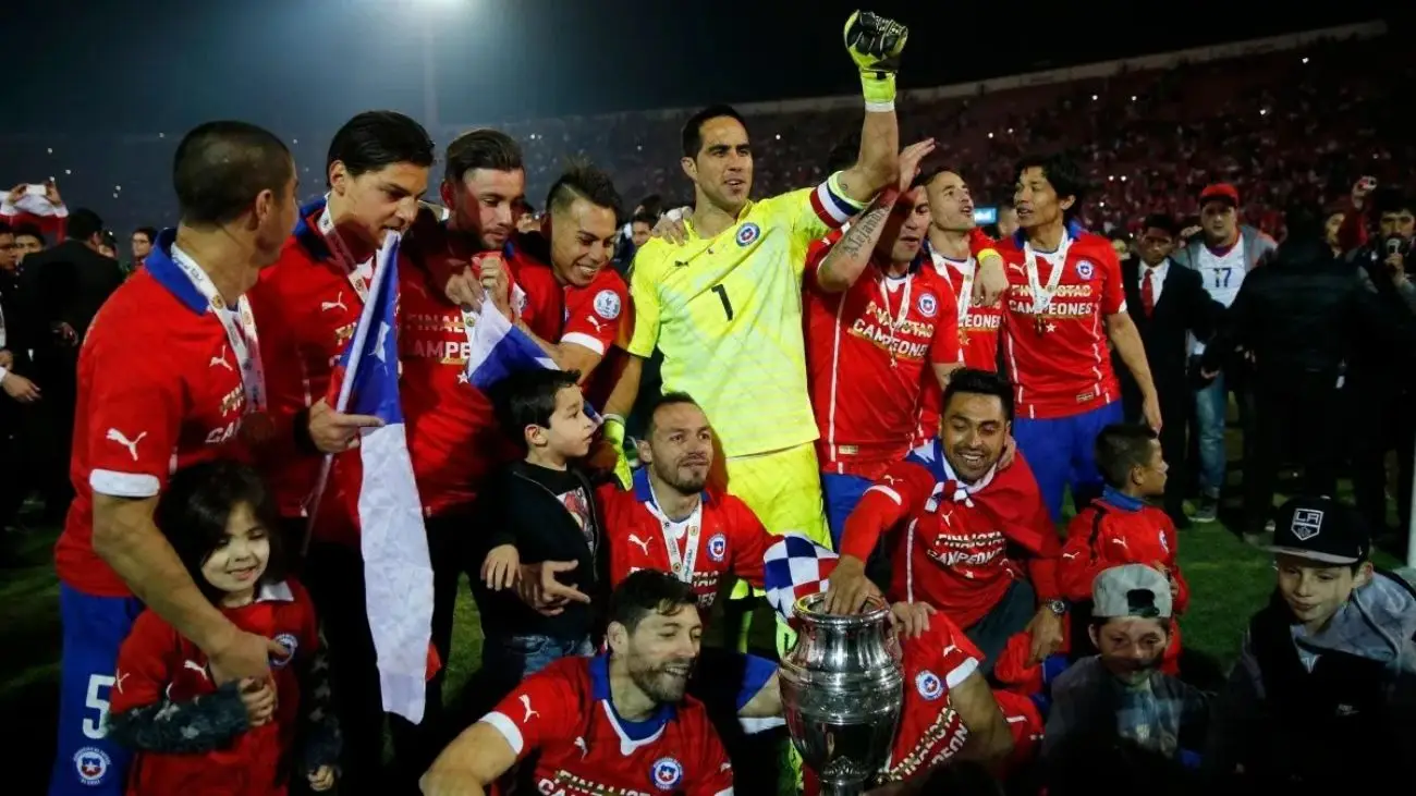Gary Medel comparte emotiva imagen del plantel campeón de la Copa América 2015 Gary Medel comparte emotiva imagen del plantel campeón de la Copa América 2015