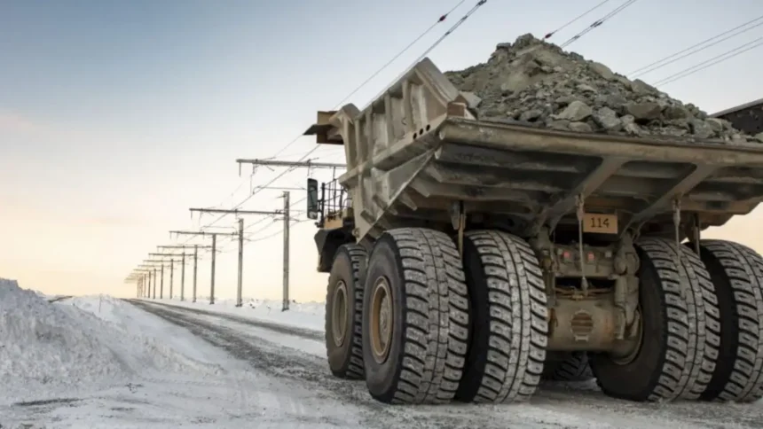 Tecnología Trolley Assist reduce emisiones de CO₂ en 97,6% en camiones mineros en Chile