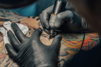La tradición del tatuaje japonés: historia, técnicas y diseños populares