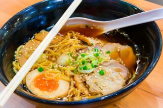 Descubre la tradición culinaria japonesa: historia, ingredientes y técnicas imprescindibles