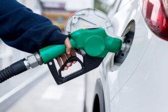 Baja bencina y sube diésel: Enap publica informe semanal de precios