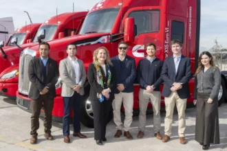 Un paso firme hacia una logística consciente: Grupo Komatsu Cummins renueva su flota con 13 vehículos eléctricos