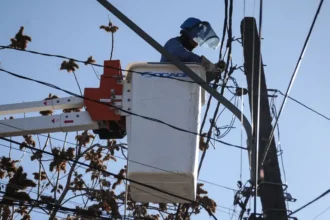 Enel programará cortes de luz en siete comunas de Santiago