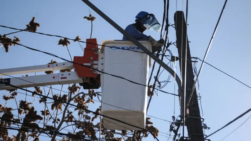 Enel programará cortes de luz en siete comunas de Santiago