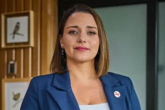 Alcaldesa de Valdivia exige claridad al Gobierno por proyecto Puente Cochrane