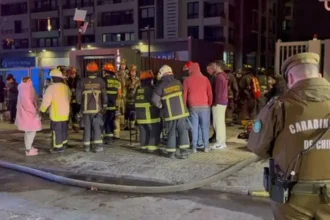 Incendio en edificio de Recoleta controlado por Bomberos sin lesionados