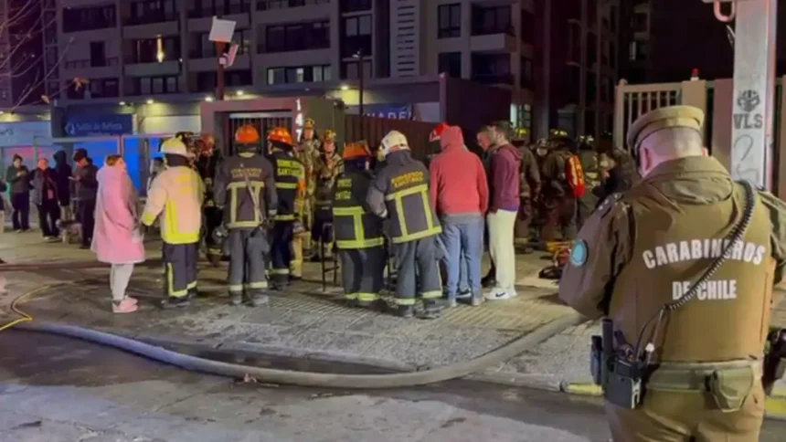Incendio en edificio de Recoleta controlado por Bomberos sin lesionados