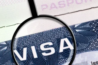 EE.UU. implementará tarifa de $250 a turistas con visa